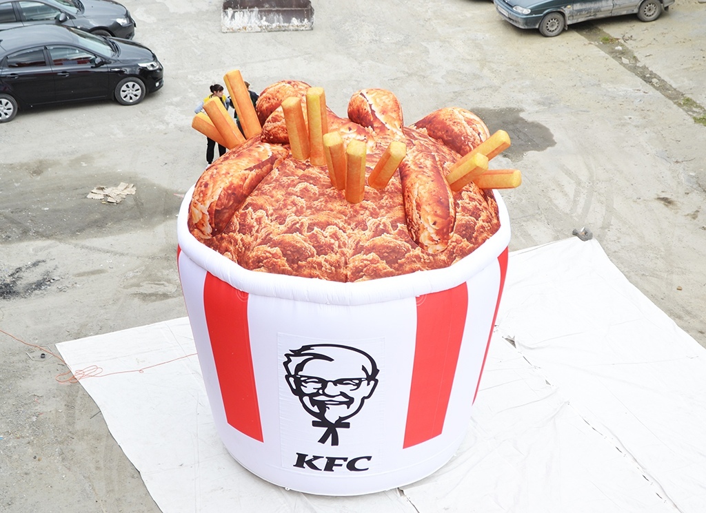 Огромная надувная фигура-копия Баскета для сети ресторанов KFC в Москву